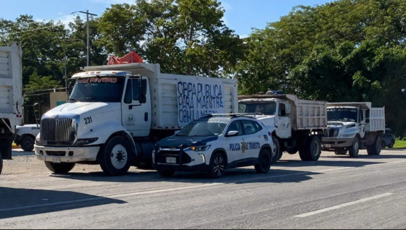 Transportistas de la CROM protestaron en la entrada sur de Bacalar contra volqueteros de Othón P. Blanco