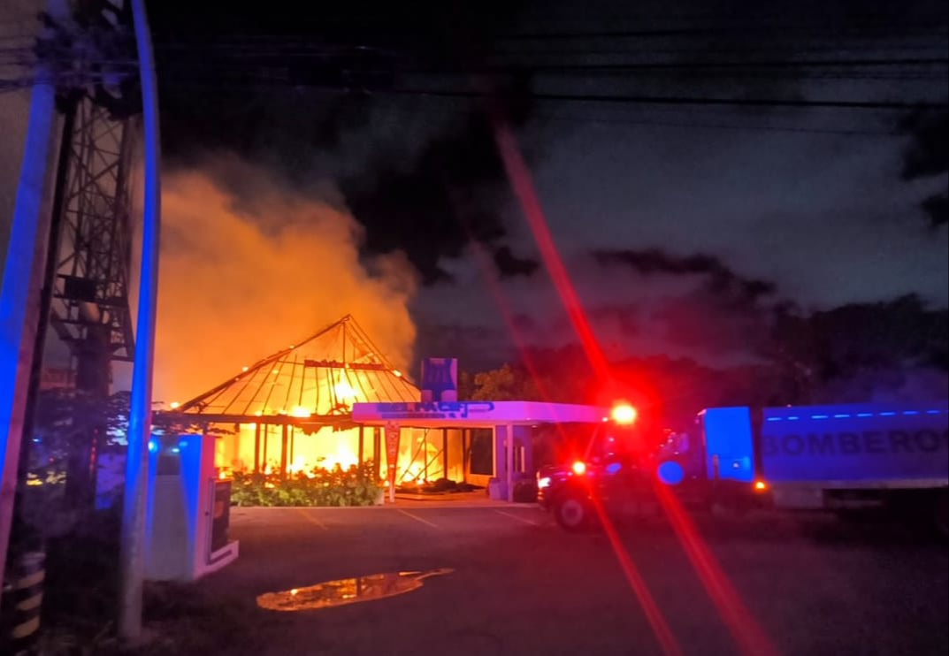 Un voraz incendio destruyó el restaurante "Del Pacífico Zarandeado & Grill" en la avenida Huayacán.