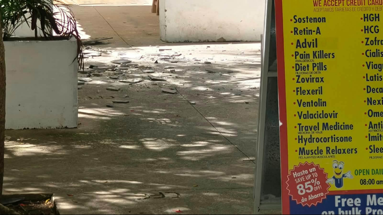 El desprendimiento ocurrió entre las calles 50 y 52 de la Quinta Avenida, sin que se reportaran personas lesionadas