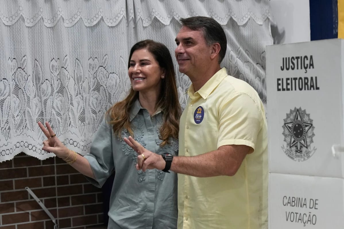 Flávio Bolsonaro vota en Brasil durante la segunda vuelta presidencial