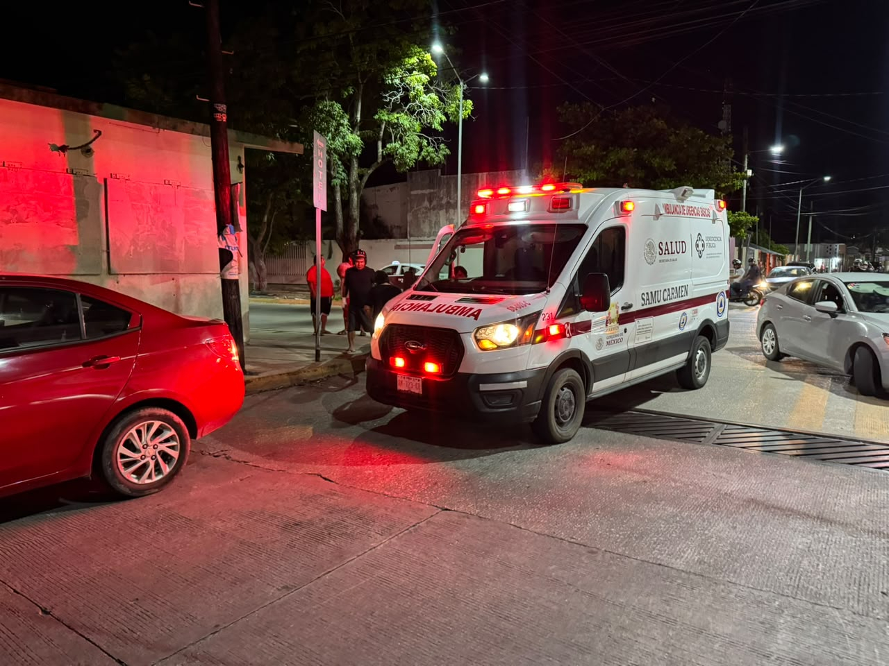 Paramédicos de Protección Civil llegaron al lugar de los hechos en una ambulancia.