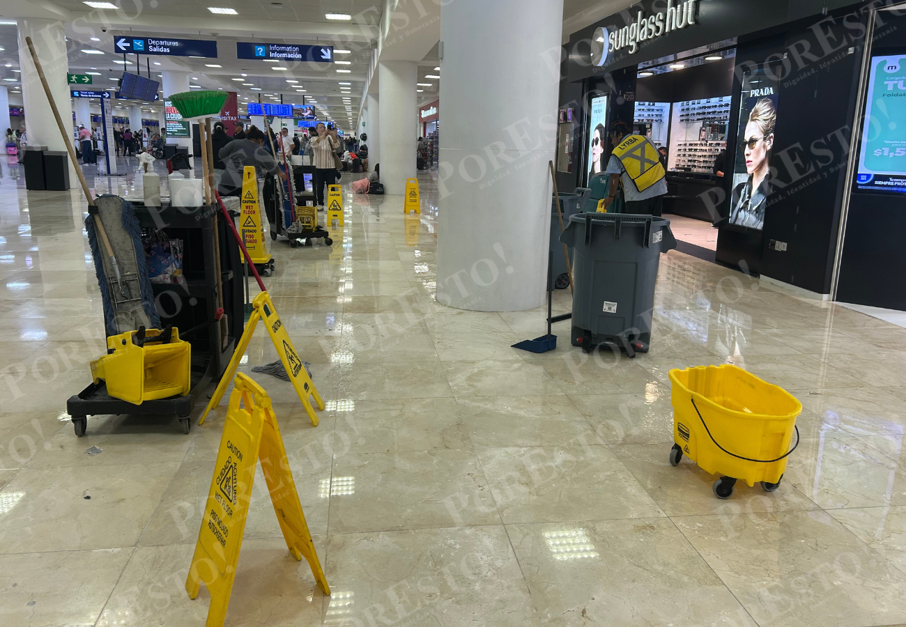 Pasajeros se quejan por el deterioro del Aeropuerto Internacional de Cancún; cuestionan la atención que ASUR brinda a las instalaciones, ya que incluso hay goteras