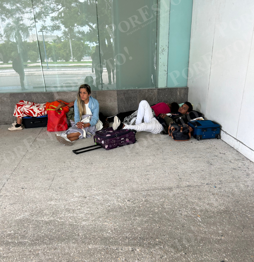 La escasez de asientos y manchas en pisos de las instalaciones contrastan con  las salas de última espera, donde sí funciona el sistema de climatización.