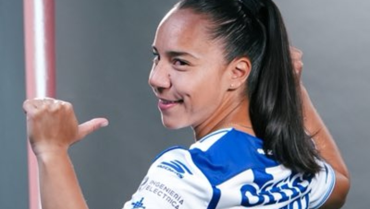 Charlyn Corral gana el premio a la Mejor Delantera.