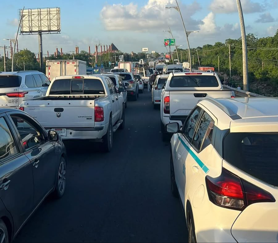 Filas kilométricas de vehículos se formaron por los bloqueos de transportistas.