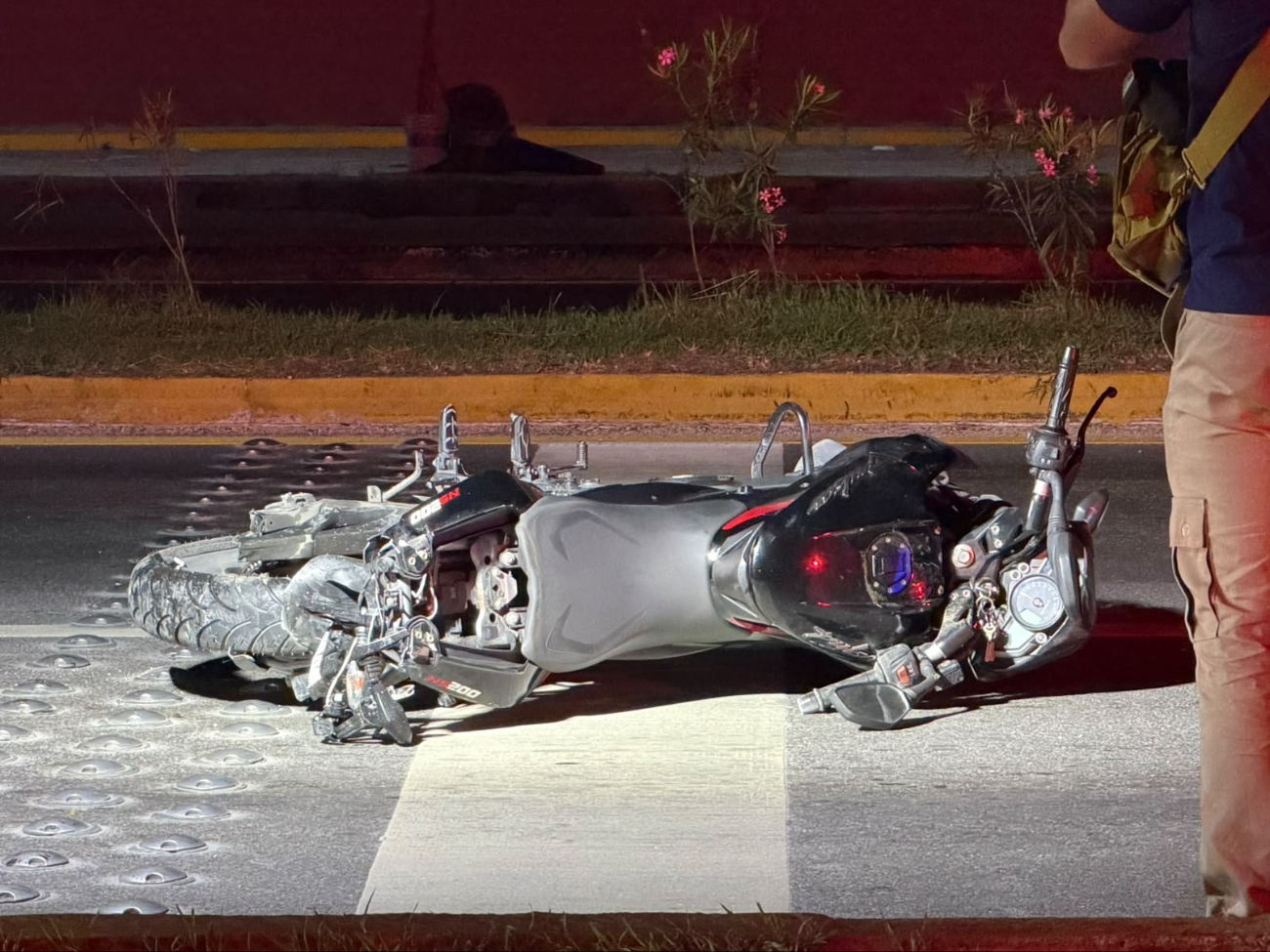 La fuerza del impacto proyectó al motociclista varios metros y le provocó lesiones mortales