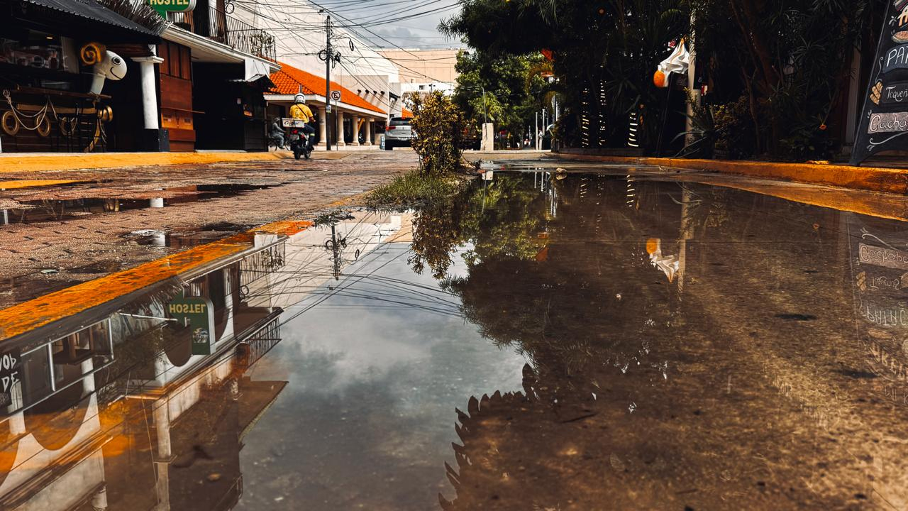 5. Lluvia ligera exhibe problemas de infraestructura en el centro de Playa del Carmen