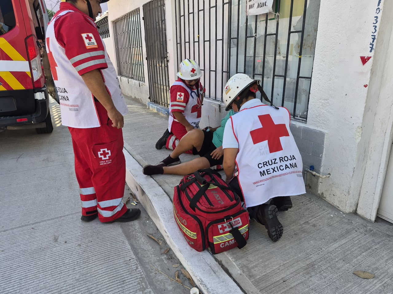 Una mujer generó la movilización de socorristas tras quedar tendida e inconsciente en la colonia Tecolutla.