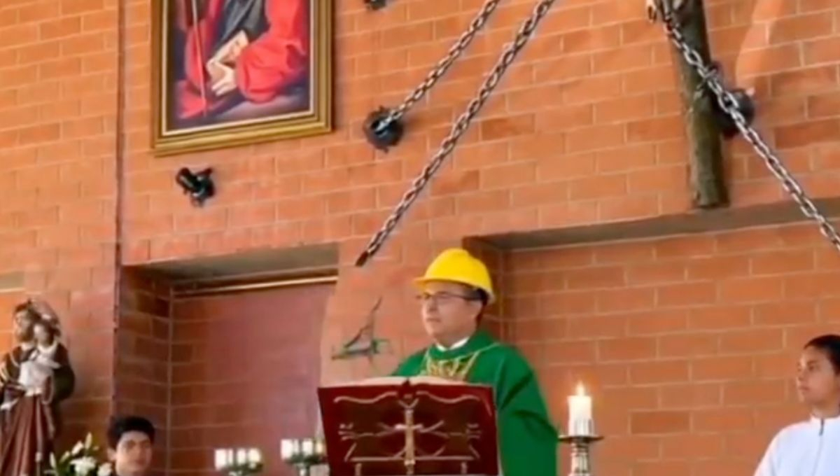 Padre se hace viral por dar misa usando casco y con la cruz encadenada, tras polémica muerte de otro sacerdote