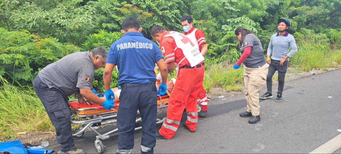 Paramédicos de la Cruz Roja atendieron a los lesionados.
