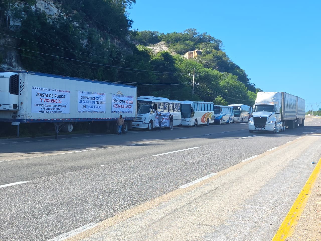 El paro de transportistas provocó afectaciones viales en Yucatán y Quintana Roo.
