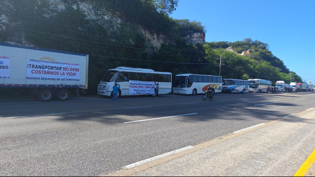 Transportistas amenazan con suspender labores indefinidamente por cambios fiscales