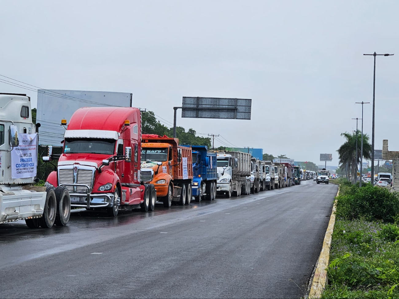 Transportistas de Quintana Roo se sumaron a una protesta de alcance nacional en las inmediaciones de Cancún.