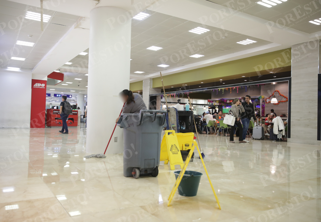 Los viajeros criticaron las filtraciones en el techo de uno de los principales recintos aéreos del país y exigieron medidas preventivas eficaces, en lugar de cubetas distribuidas por doquier