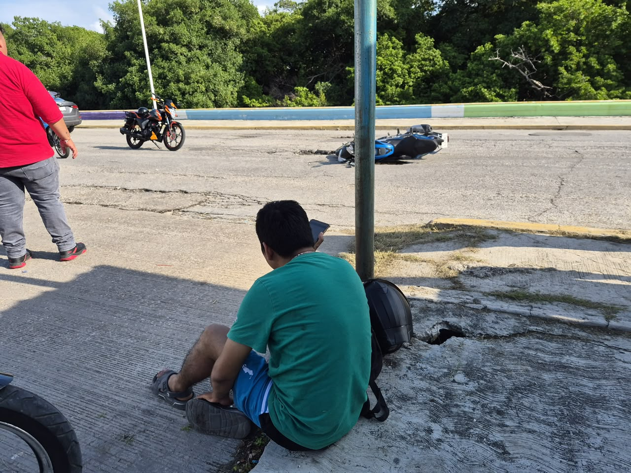 Un choque entre dos motocicletas dejó dos jóvenes heridos en Ciudad del Carmen.