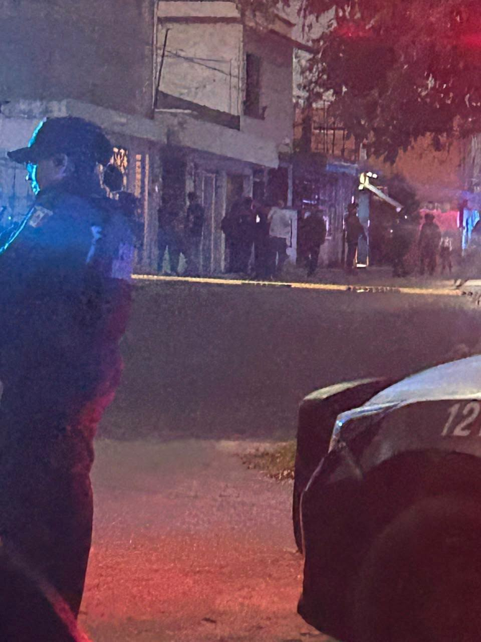 Hombres encapuchados bajan a una persona de una camioneta en Chetumal