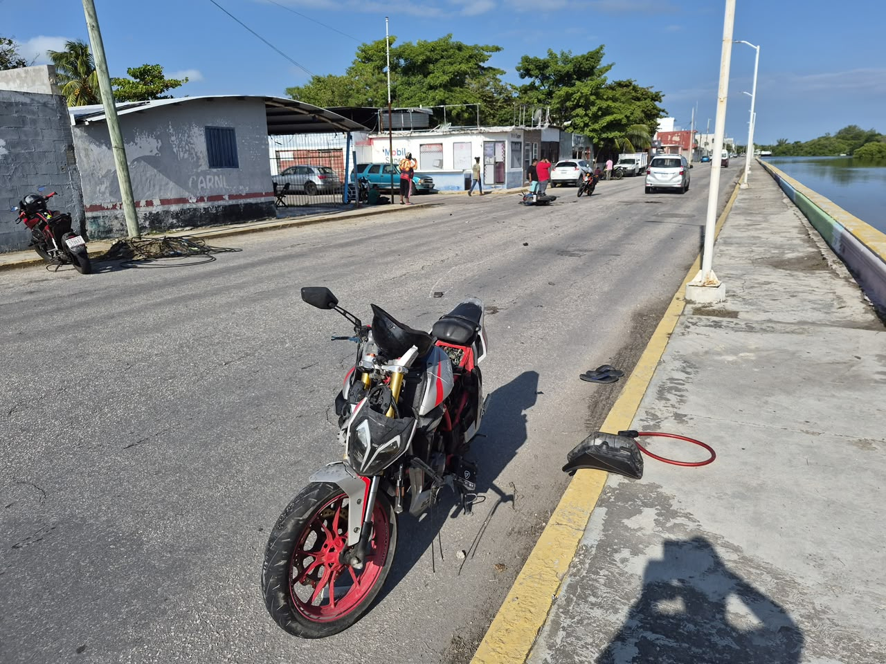 El impacto ocurrió exactamente en la intersección del Malecón de la Caleta con la calle 38-A.
