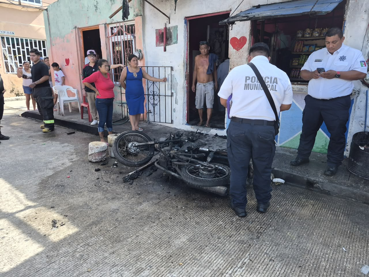 Se incendia motocicleta en la colonia Limonar de Ciudad del Carmen
