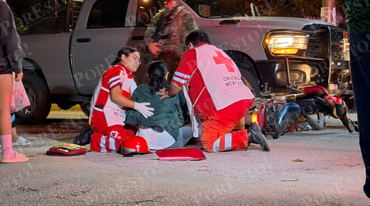 La joven fue trasladada al hospital por paramédicos que acudieron al reporte del accidente