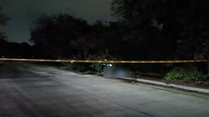 Una mujer reportó al número de emergencias 911 que había una persona tendida sobre la vía pública