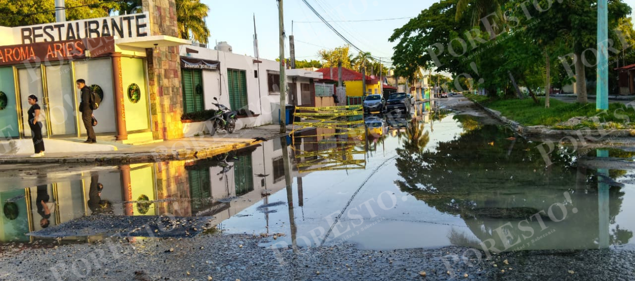 Aunque trabajadores municipales realizaron labores de desazolve durante el fin de semana, los escurrimientos reaparecieron poco después