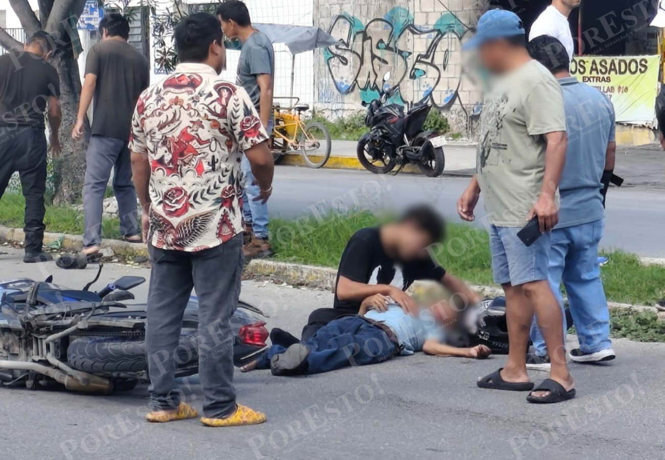 Paramédicos atendieron a los dos lesionados tras el choque
