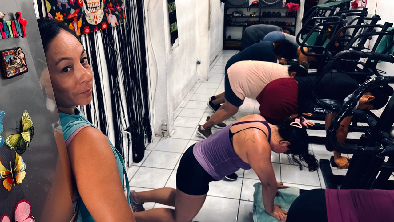La coach Liss Badillo advirtió que muchas personas caen en rutinas inactivas sin notarlo.