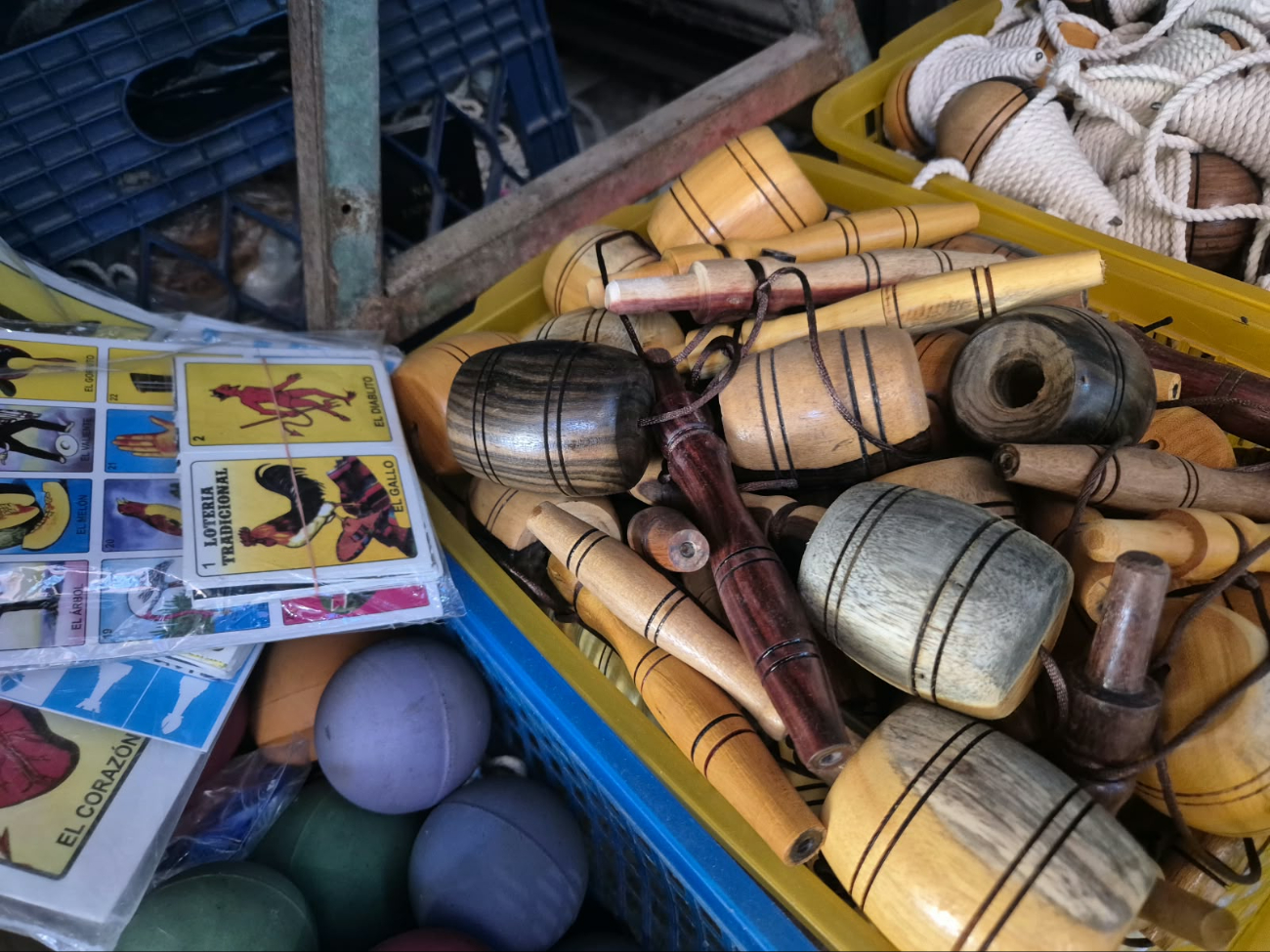 Comerciantes de Champotón reportan que la venta de juguetes tradicionales es una actividad de temporada.