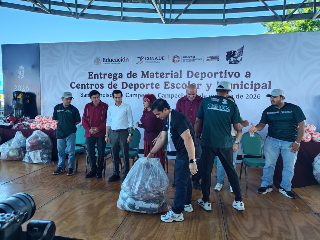 La CONADE distribuyó 2 mil 200 kits de material deportivo en diversos municipios de Campeche.
