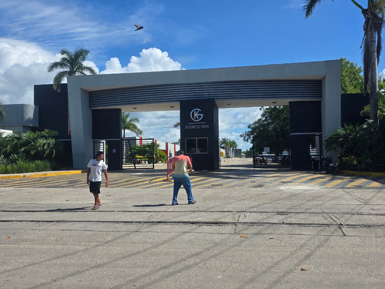 Despidos de entre 300 y 400 empleados en el Grupo Karims generan incertidumbre en Campeche.