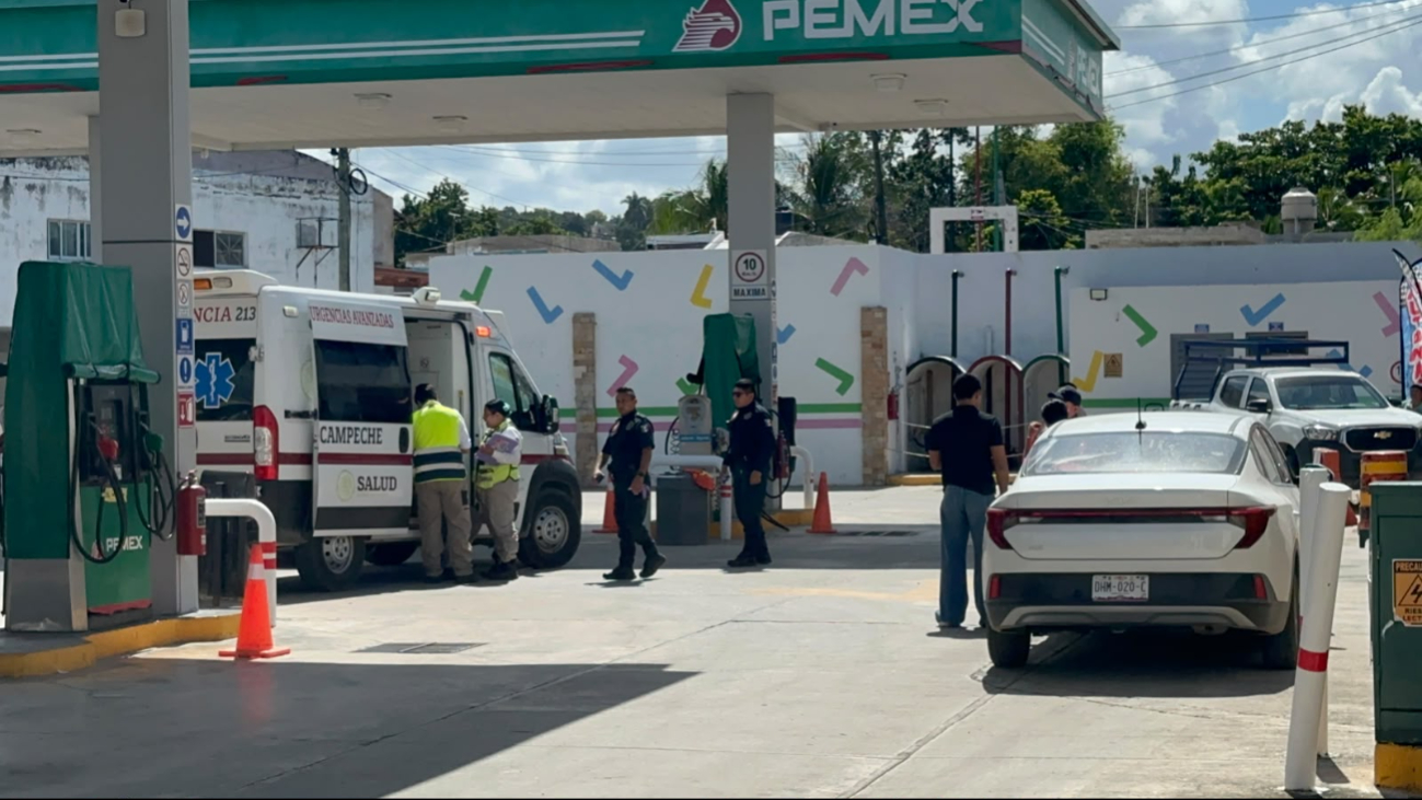 Un empleado de gasolinera sufrió un accidente mientras despachaba combustible en la avenida Gobernadores.