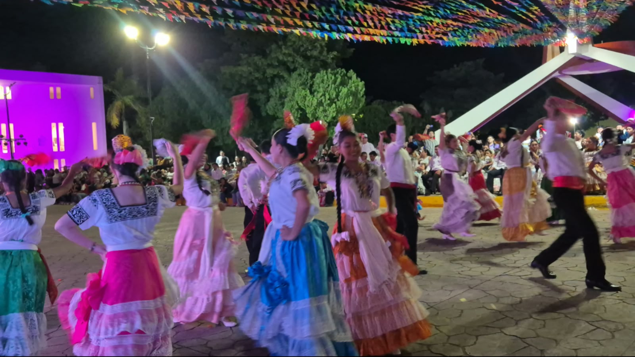 Una fiesta multicolor y llena de alegría se vivió en el cierre de la Campechanidad.