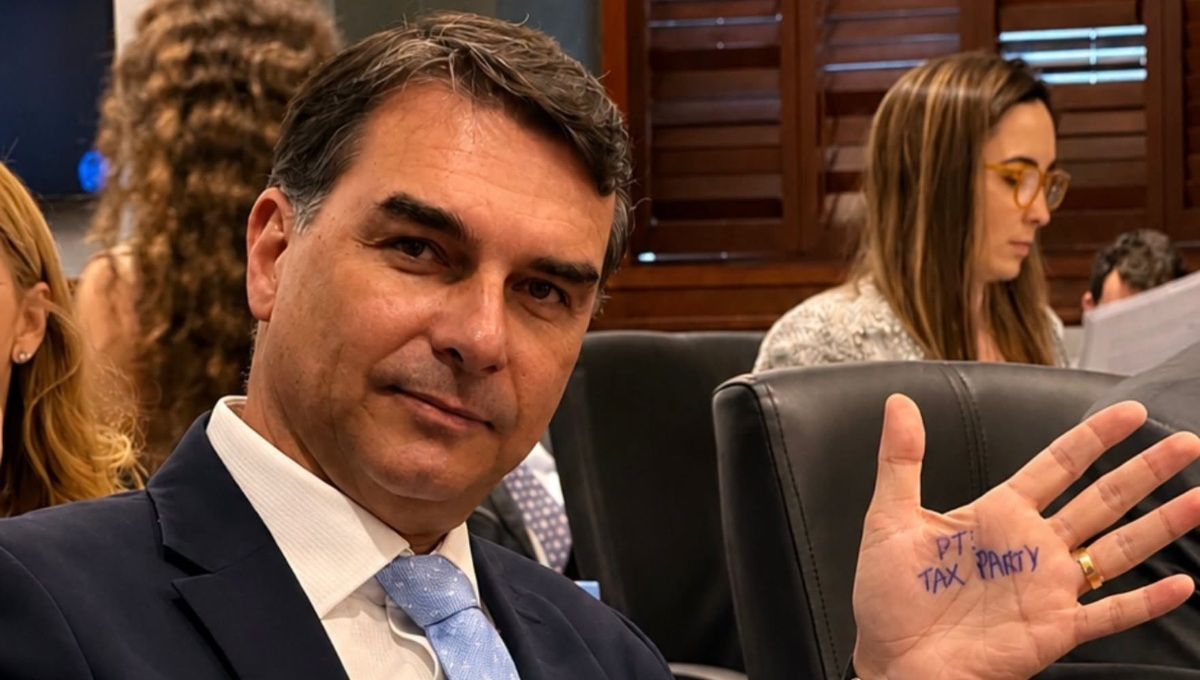 Flávio Bolsonaro se declara “verdadero presidente electo de Brasil".