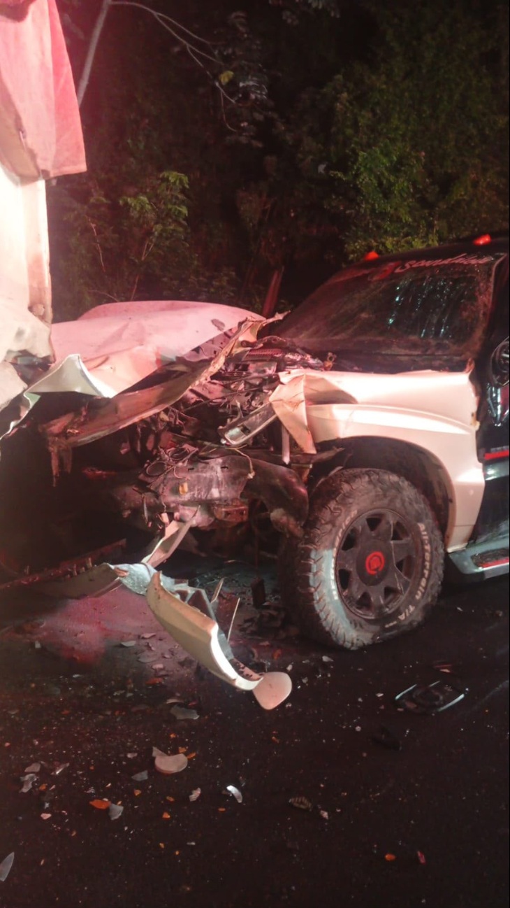 El impacto dejó atrapados y lesionados al conductor y a su acompañante, una mujer