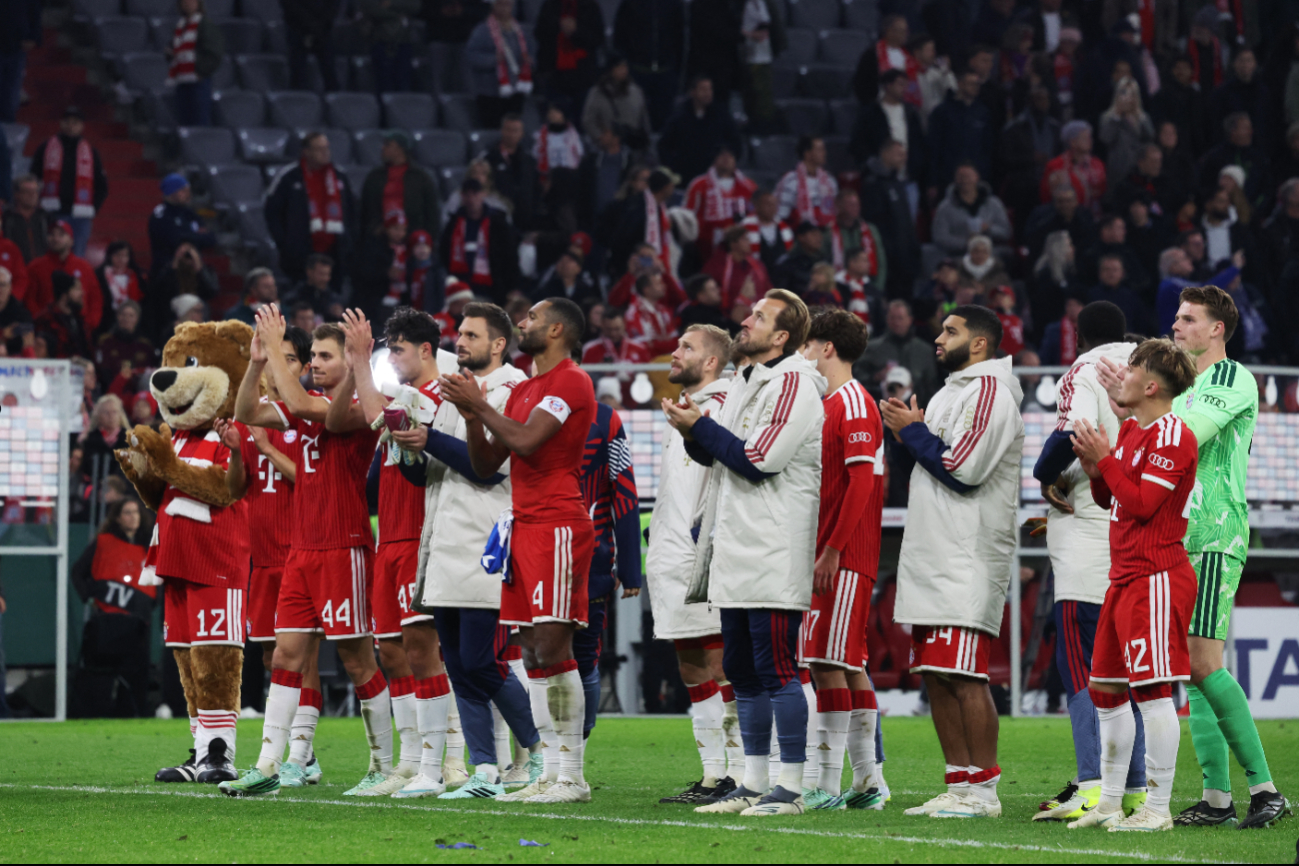 Los jugadores del Bayern agradecieron el apoyo de su afición.