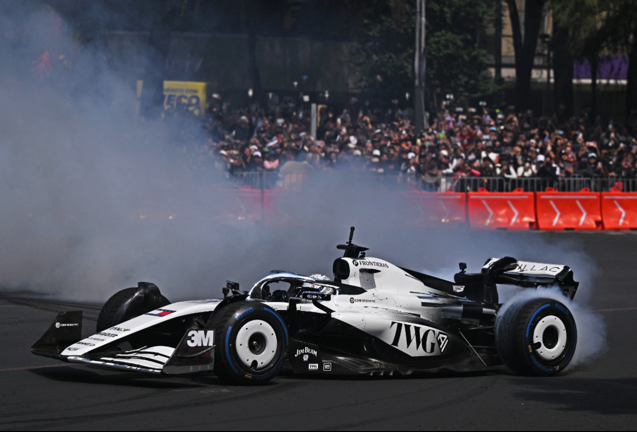 El monoplaza de Checo recorrió Paseo de la Reforma en la CDMX.