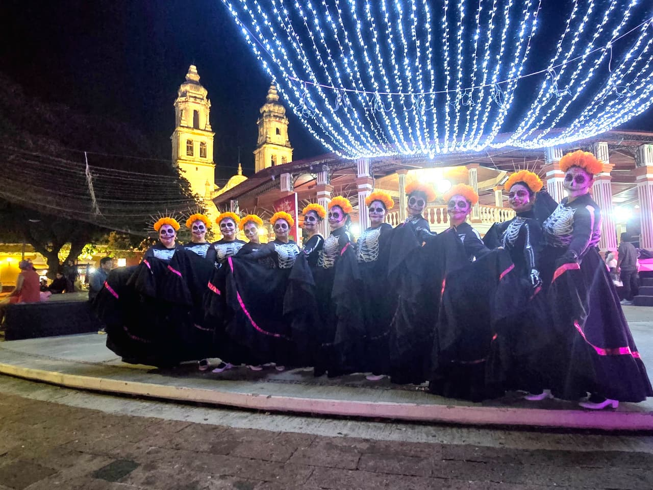 El Parque Principal lució iluminado durante la realización del Festival de las Luces.