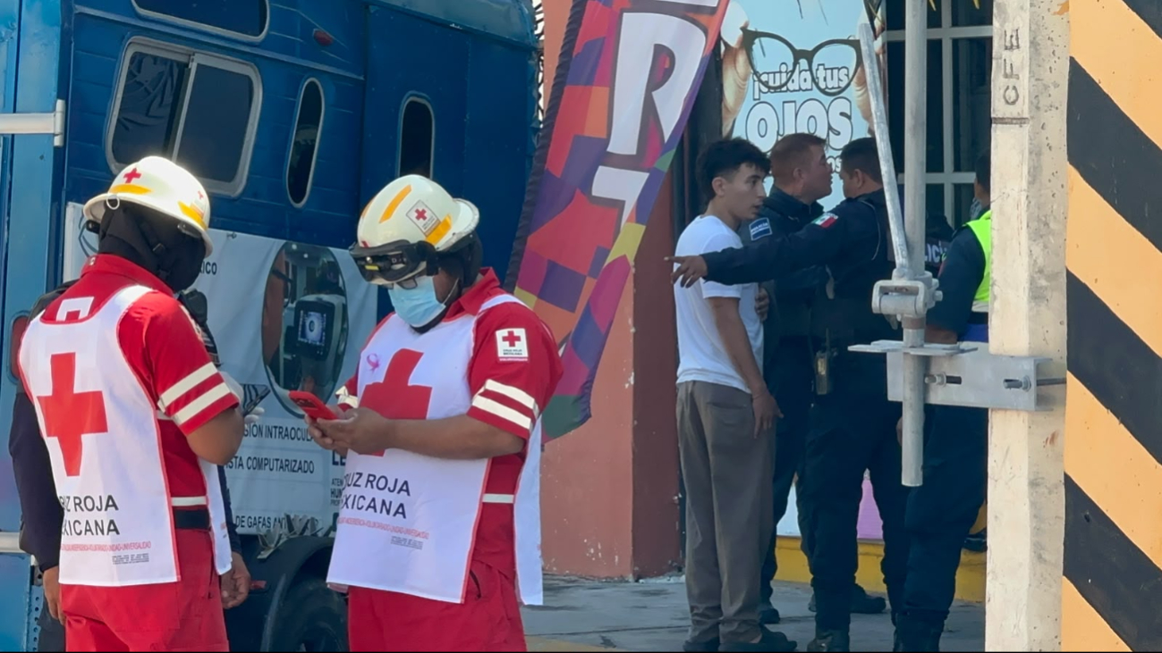 Socorristas de la Cruz Roja brindaron primeros auxilios al lesionado en el sitio del choque.