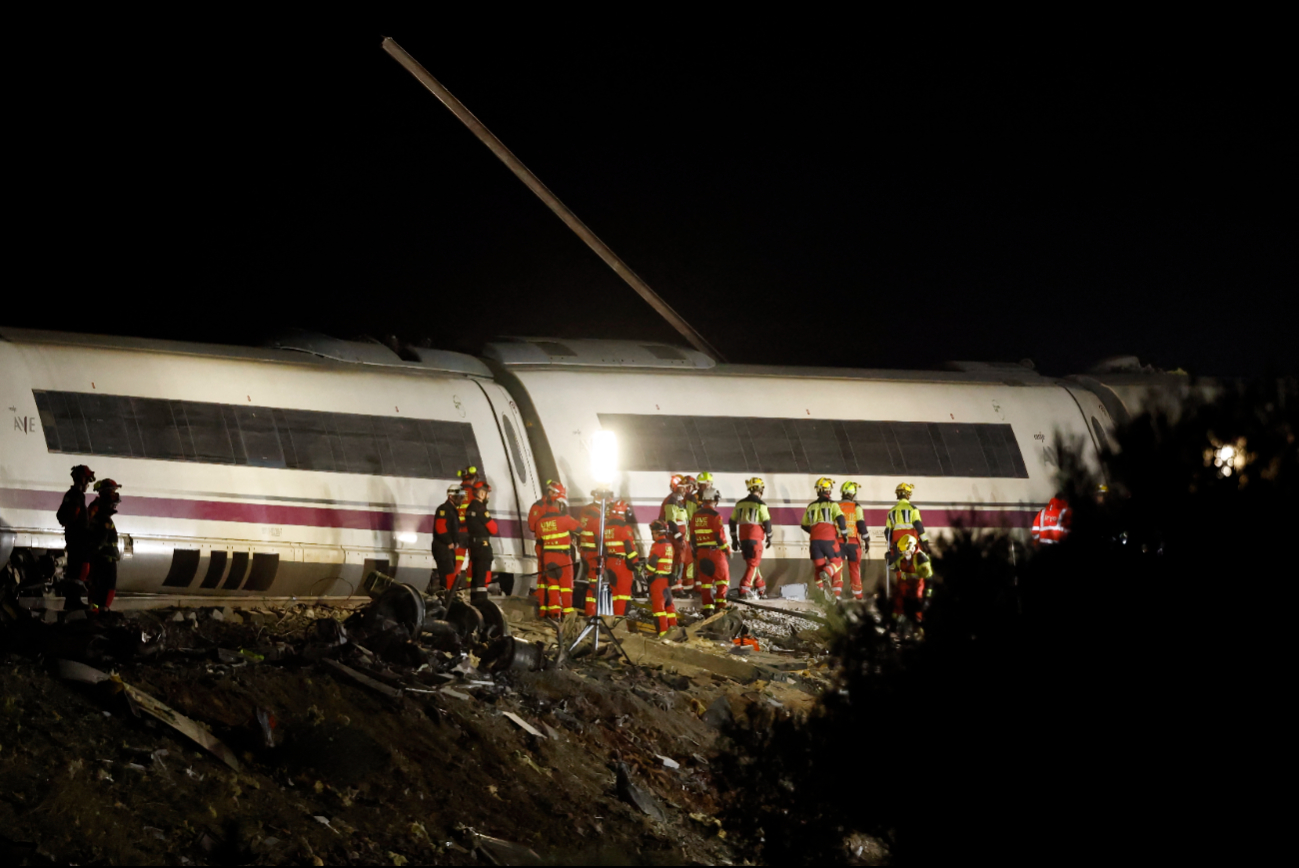 Los trabajos de búsqueda y rescate continúan en la zona del accidente.