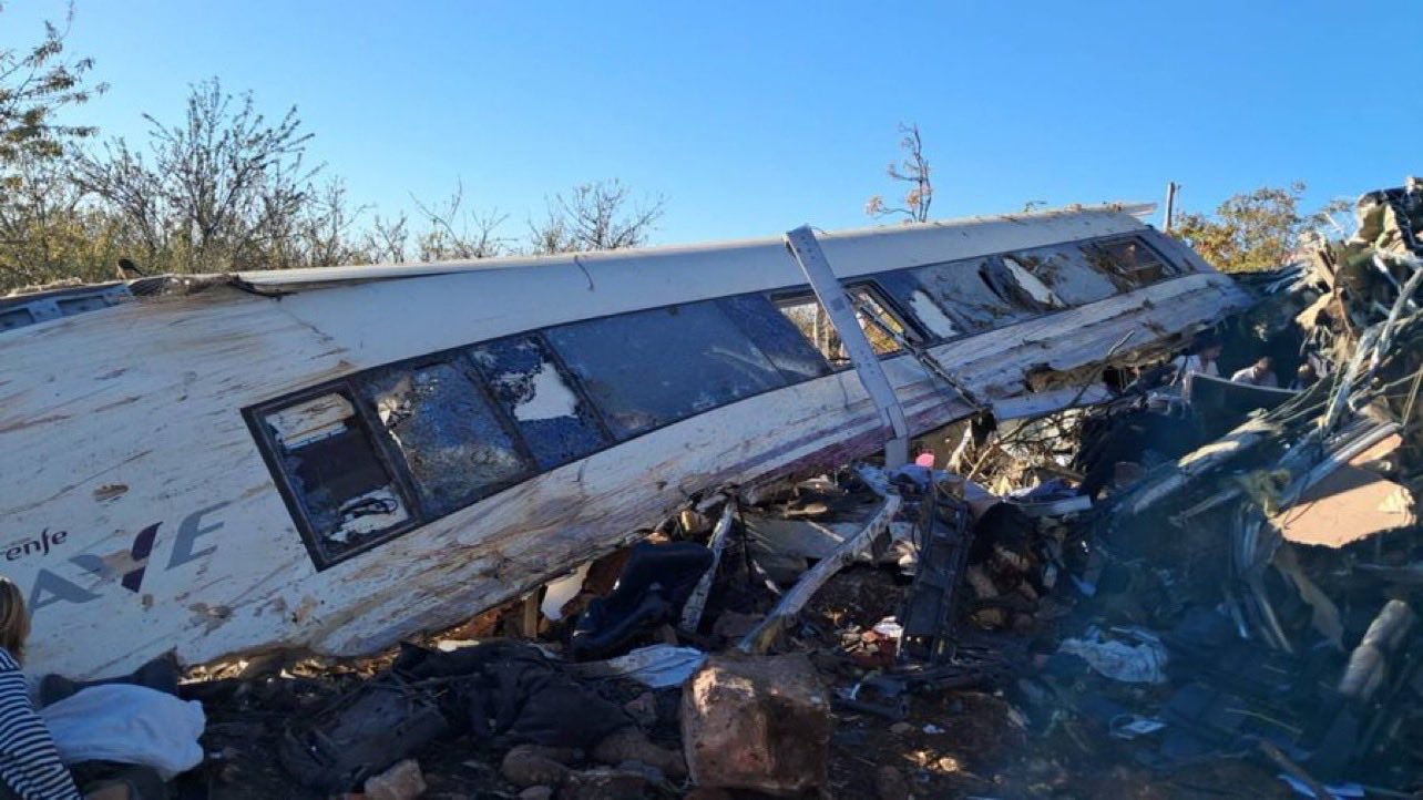 Dos trenes de Renfe e Iryo estuvieron involucrados en el choque