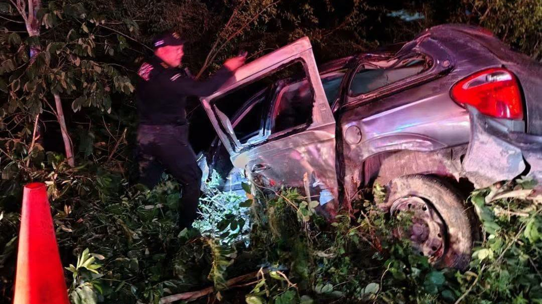 Volcadura deja siete albañiles lesionados; uno está grave