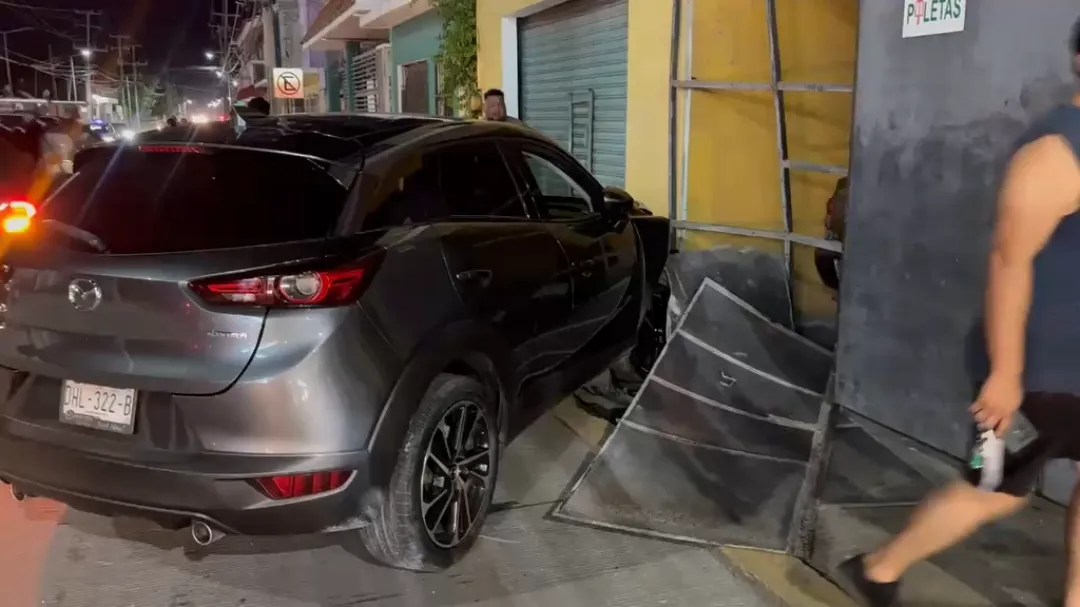 El automovilista impactó contra la puerta metálica de un domicilio particular.
