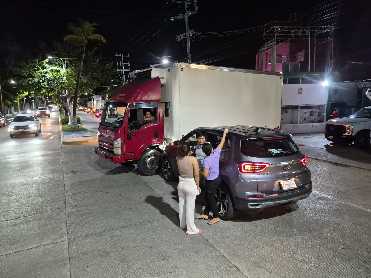 Una camioneta particular y un camión de carga protagonizaron un choque en Ciudad del Carmen.