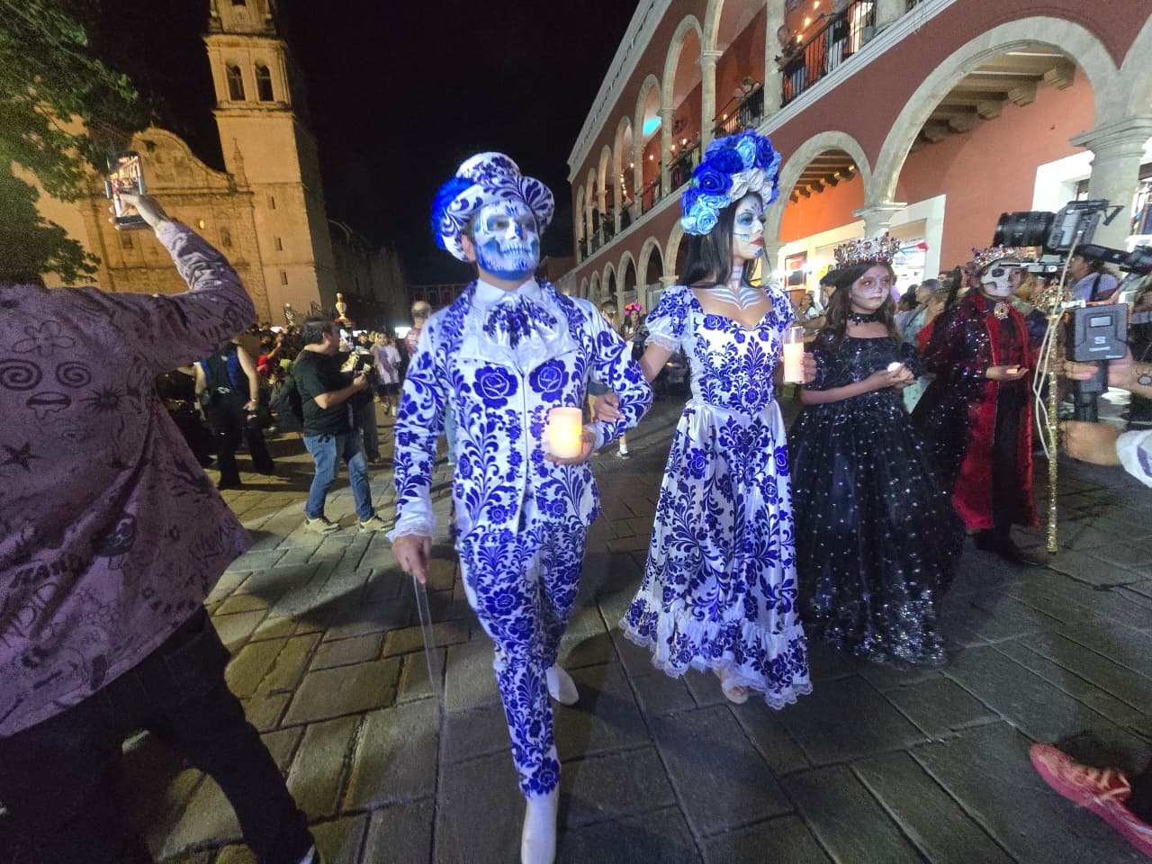 Los campechanos y visitantes disfrutaron de una pasarela de personajes fantásticos.