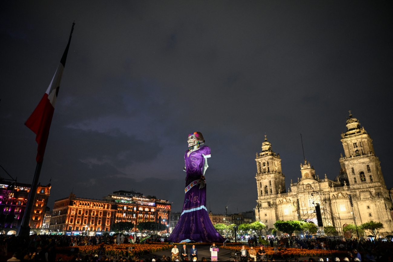 La catrina monumental luce elegante e imponente en el Zócalo capitalino.