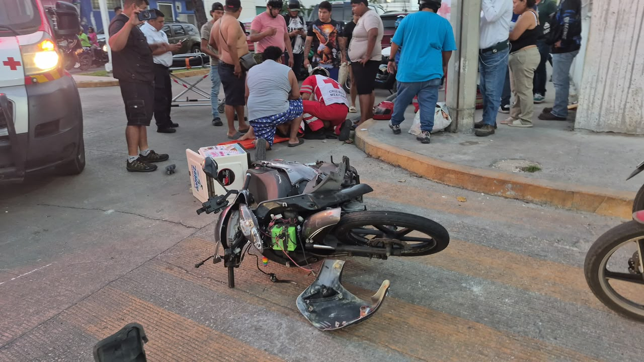 Un choque entre un auto y una moto dejó dos mujeres gravemente heridas en Ciudad del Carmen.