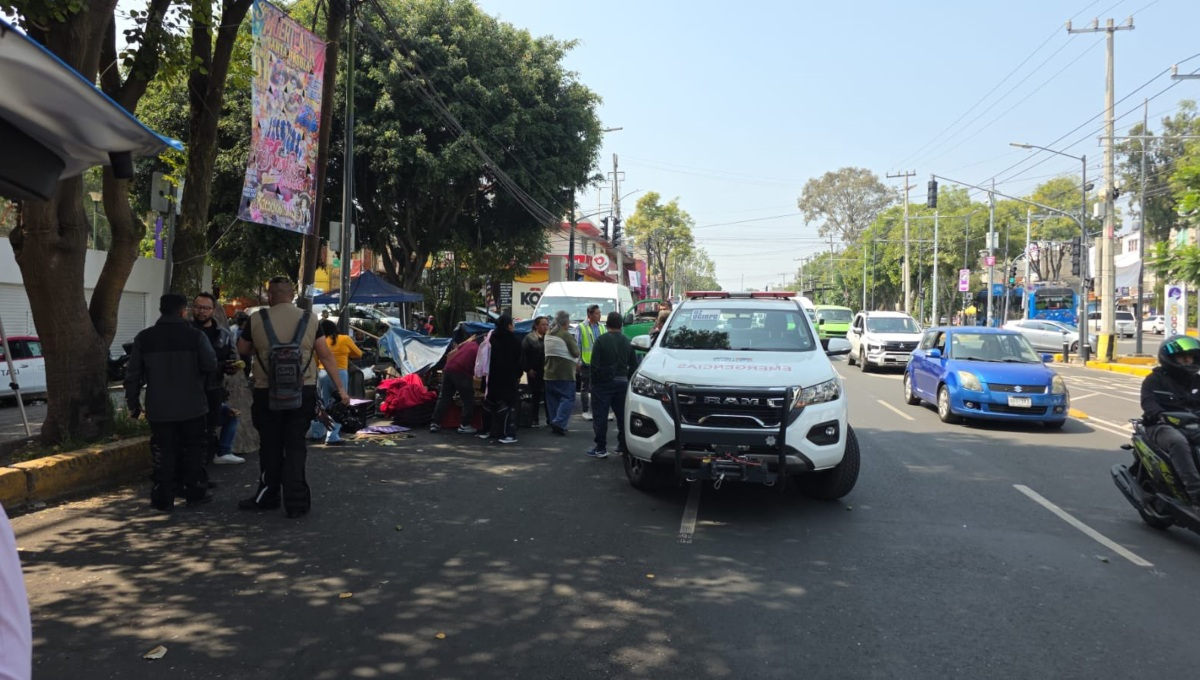 Combi choca contra puesto de verduras en la CDMX.