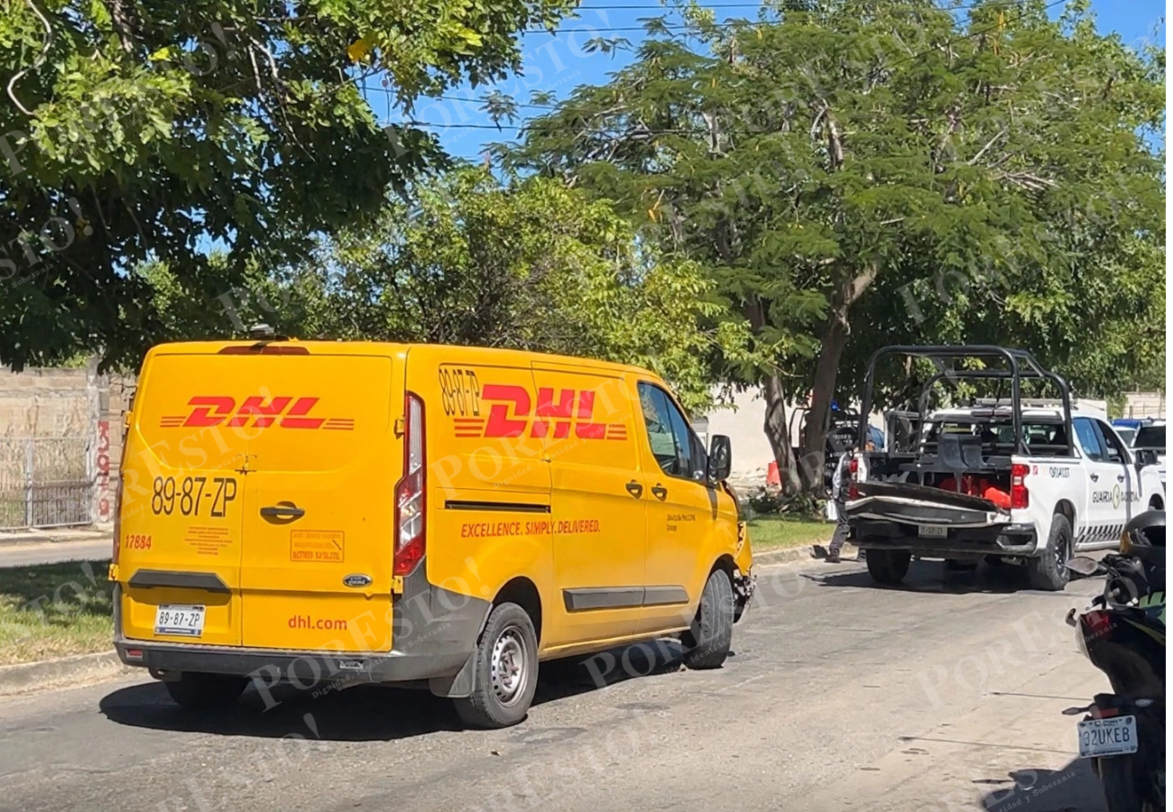 Durante el despliegue, una camioneta de mensajería DHL chocó contra la parte posterior de otro vehículo