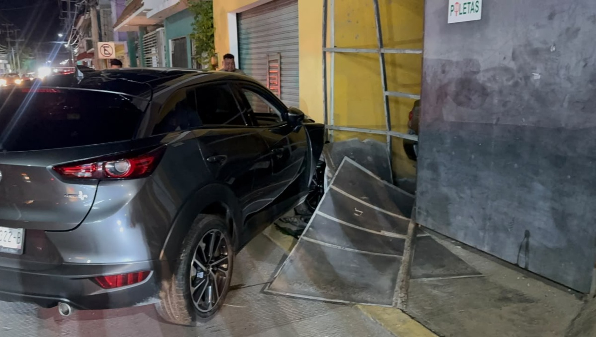 Ebrio conductor termina estampado contra la fachada en la avenida Boquerón.