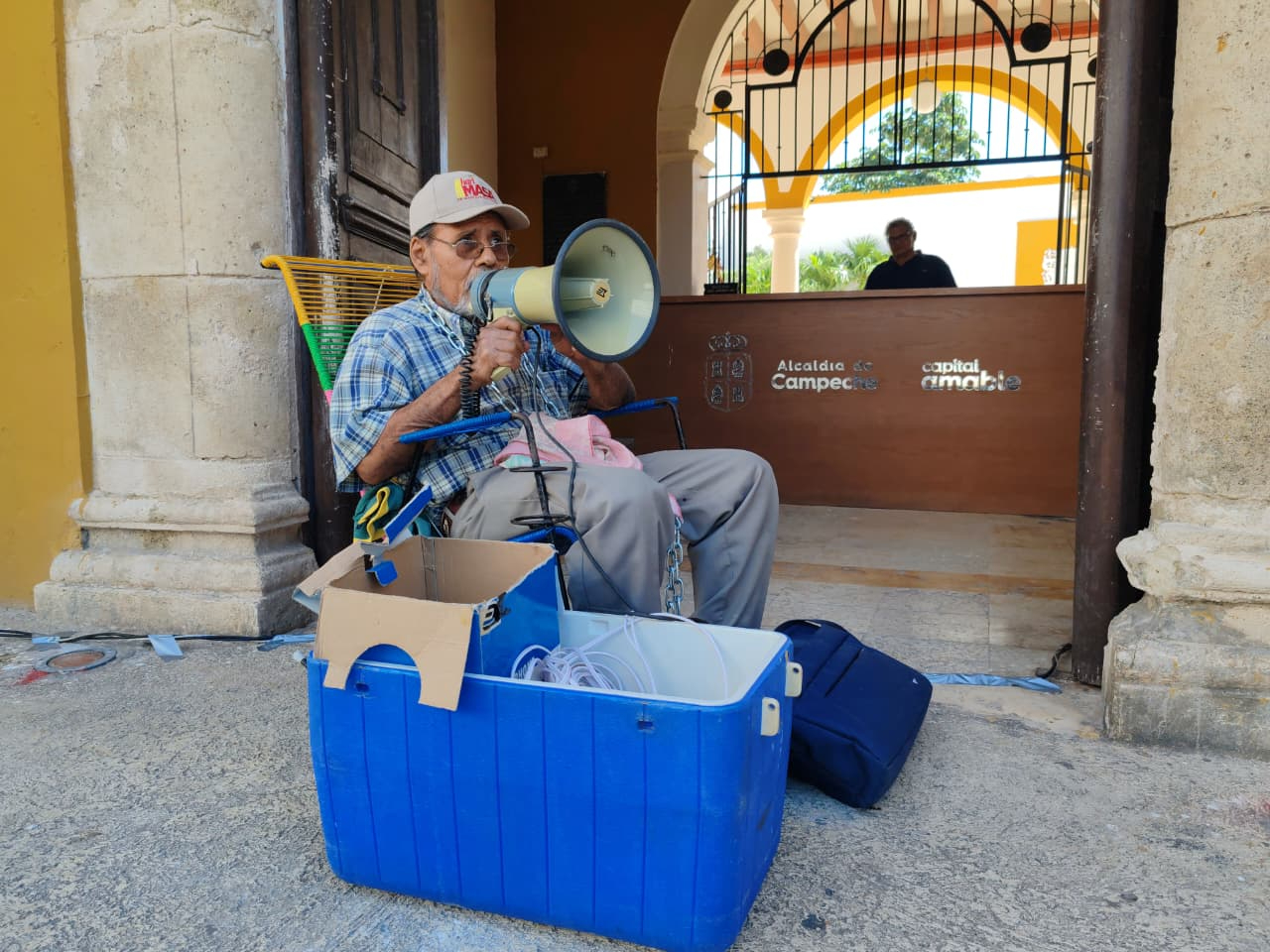 Empresario tortillero se encadena frente al Palacio Municipal de Campeche por conflicto de permisos